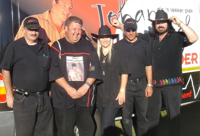 Frans en Cathy saam met Pulse-Entertainment Nigel Skou klik op ons...