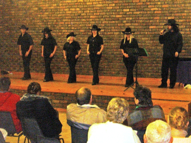 Die saal was 'n bietjie donker hoop julle kan ons sien